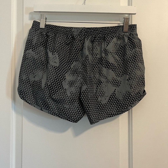Nike Gray Patterned Shorts M - Picture 2 of 5